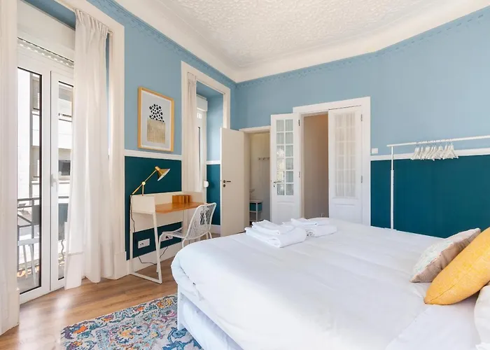 Bright Center, 10m From Subway, 6 Rooms, Up To 20 Ppl 度假居